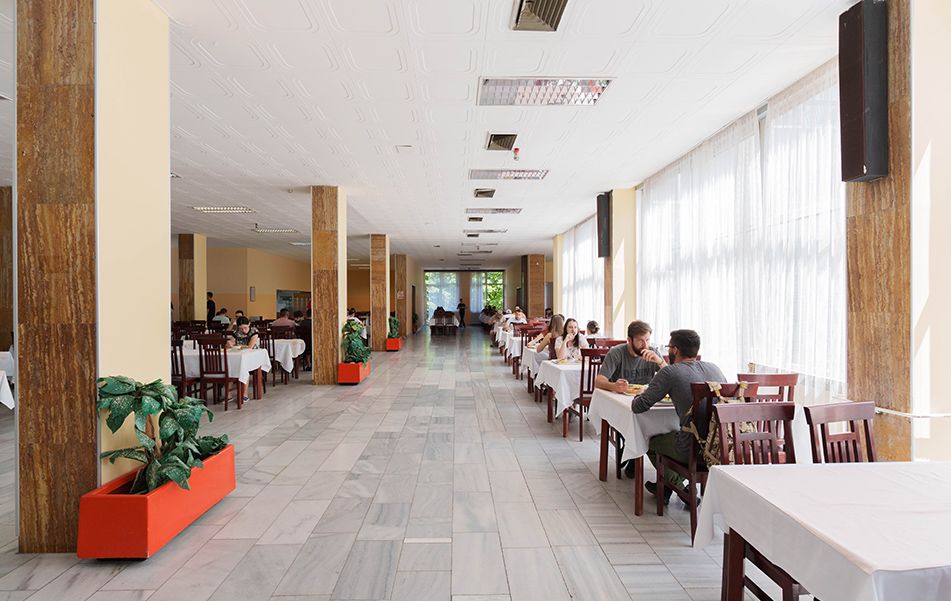 Grupa studenata jede ručak u studentskom restoranu u sklopu studentskog doma Karaburma