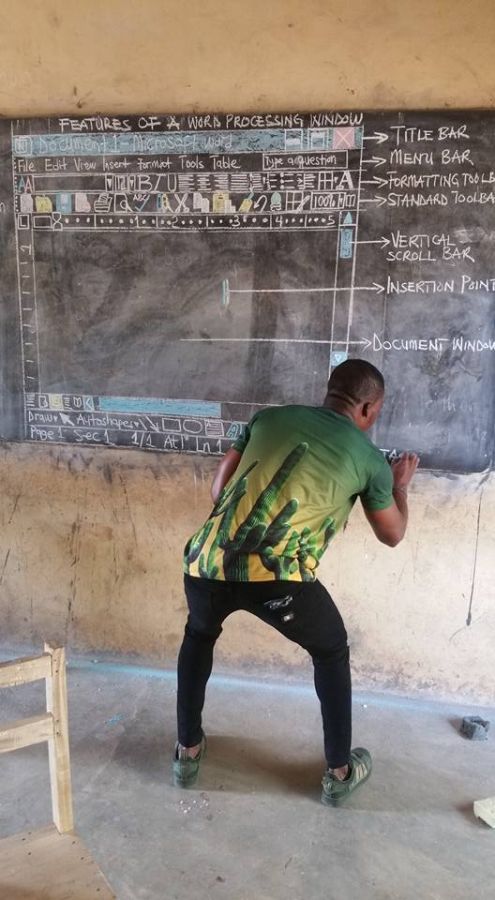 Nastavnik u Gani predaje informatiku bez kompjutera